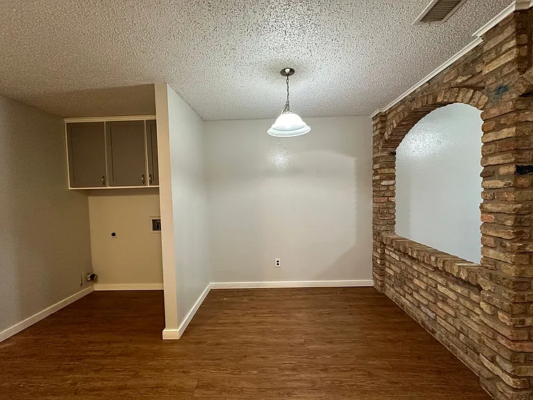 Barbara St 201 — Photo 9
