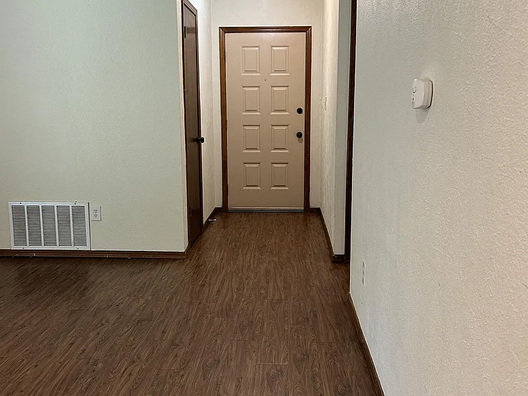 214 Falcon Ct — Photo 5