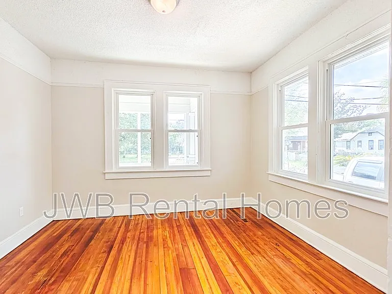 947 Kenmore St — Photo 8