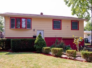 249 S Lakeshore Dr, Mundelein, IL 60060