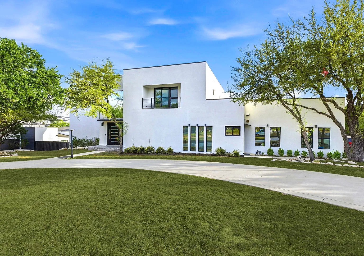 Gorgeous Contemporary 5 BR/5.5 bath home in Champions Ridge! — Photo 1