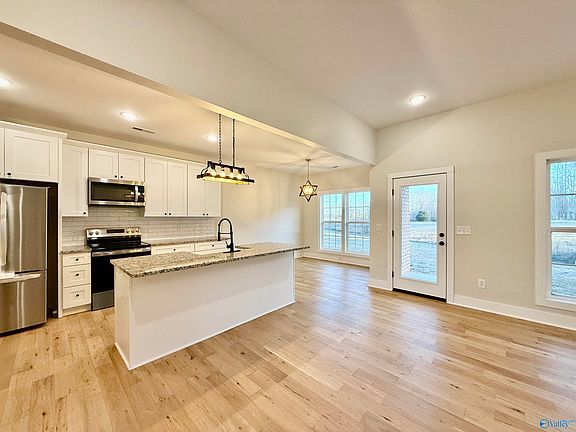 4th image of 15 Swanee Dr