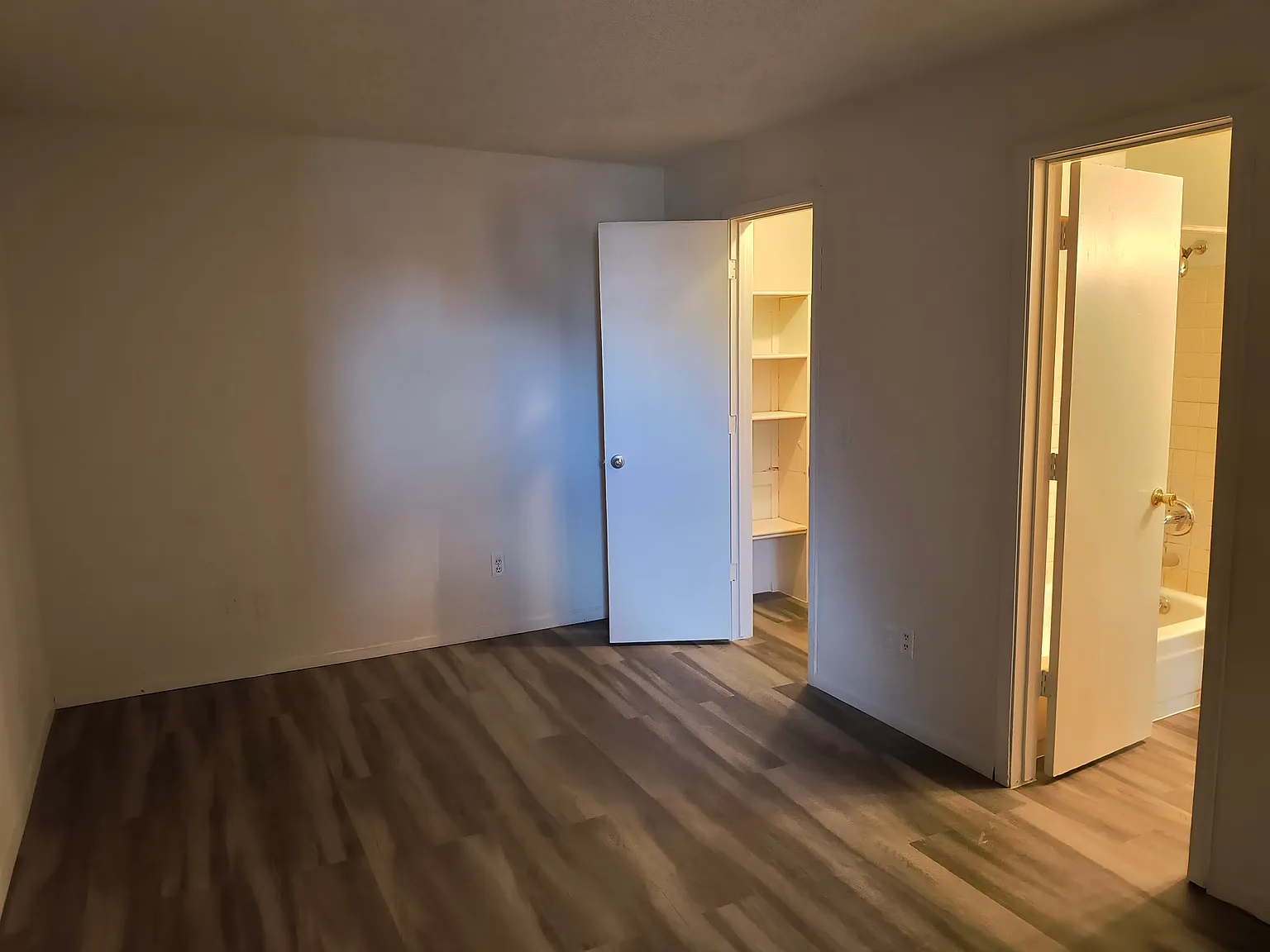 1 bed, 875 sqft, $1,200 — Photo 2