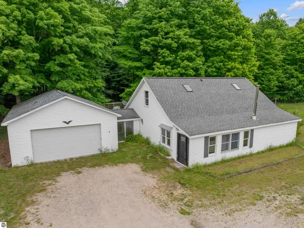 10080 Homestead Rd, Beulah, MI 49617
