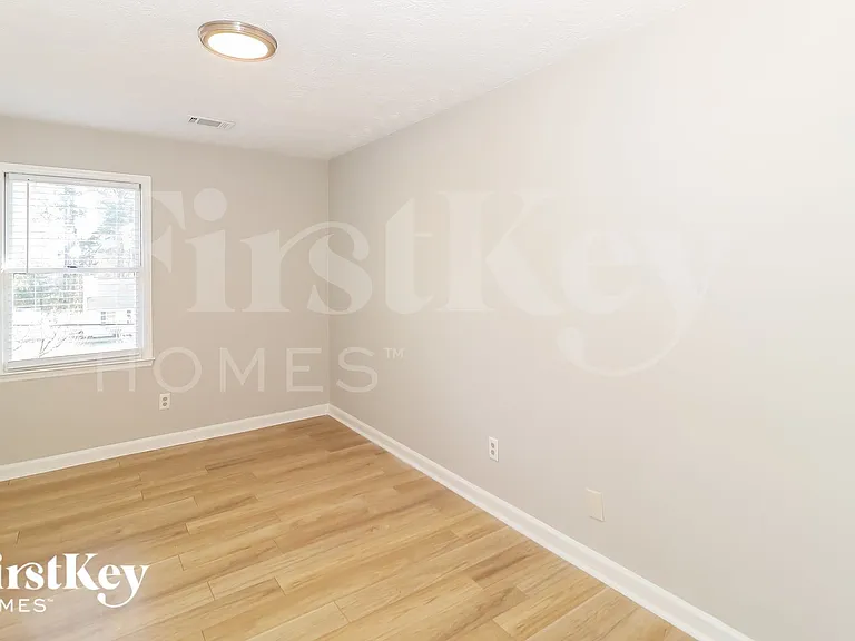 1079 Lakeview Rd — Photo 10