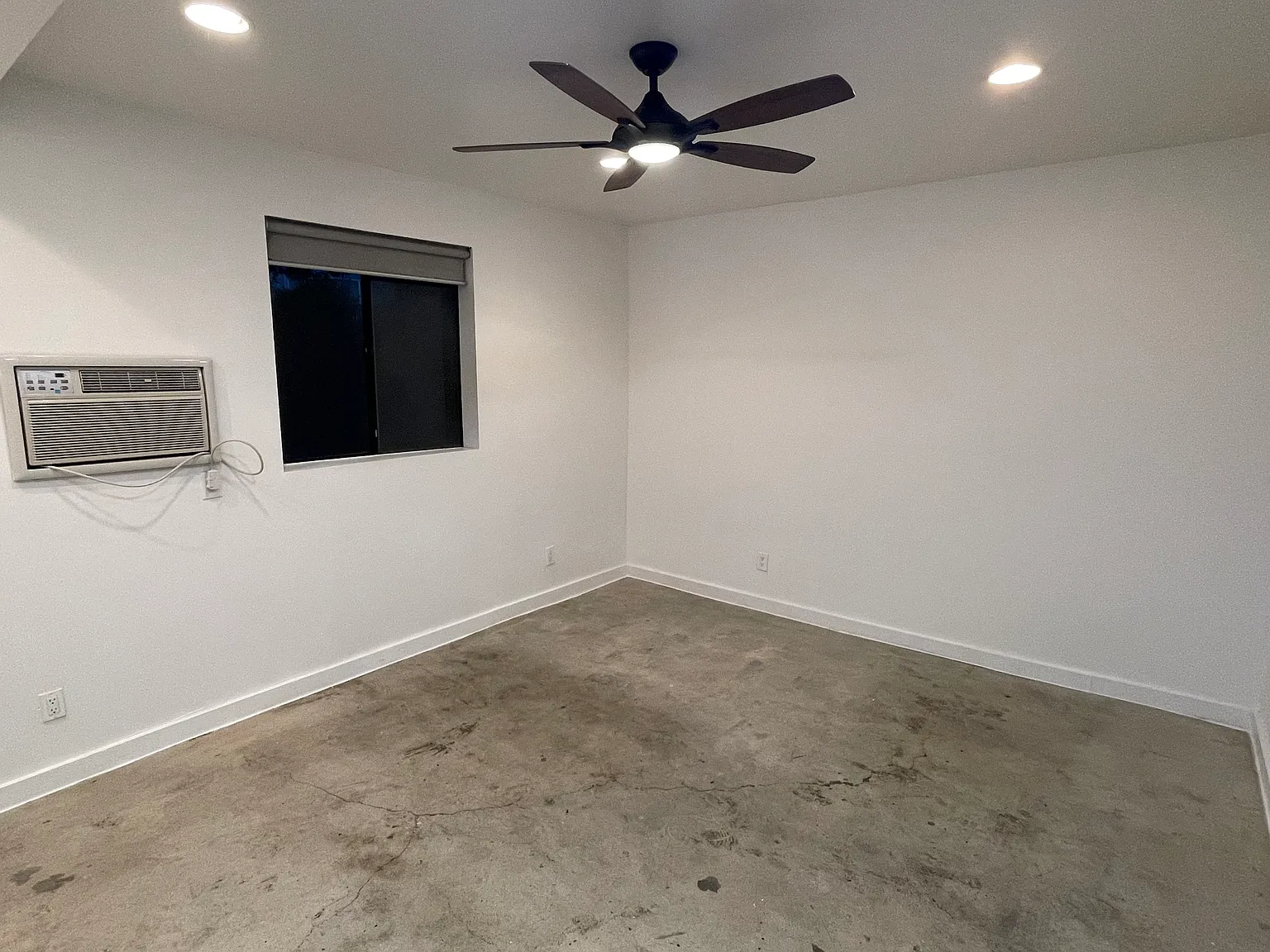 Studio, 300 sqft, $1,399 — Photo 3
