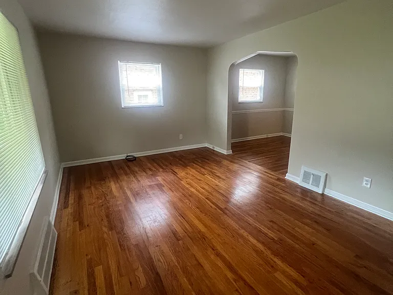 472 E 222nd St #1 — Photo 3