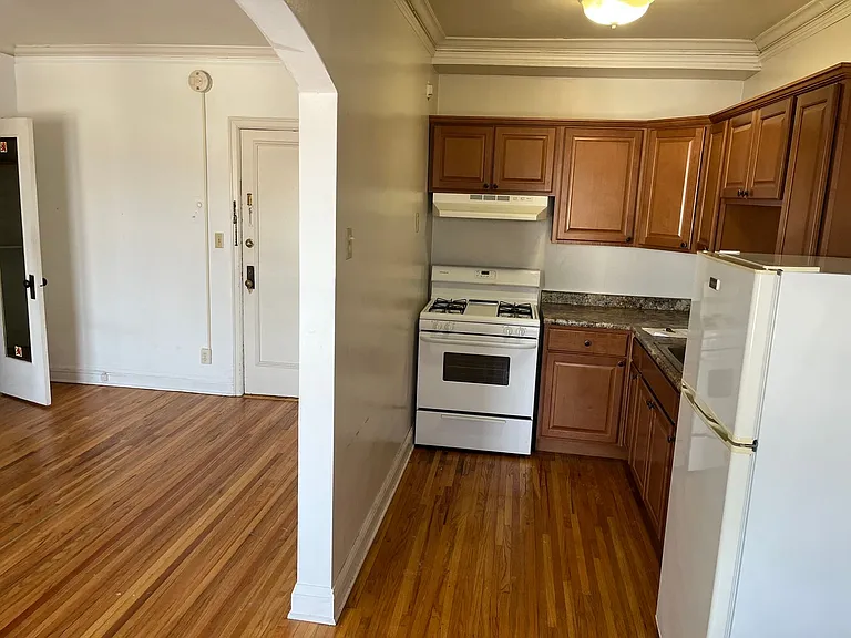 2552 Garfield Ave S — Photo 9