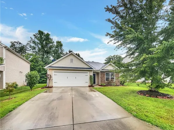 4832 Old Towne Village Cir, Pfafftown, NC 27040