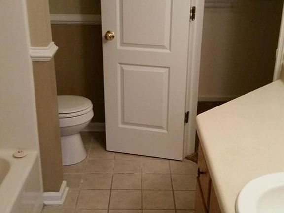5th image of 104 Fox Chase Ct