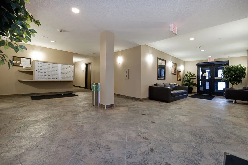 Beautiful 2 Bedroom Hillhurst Condo — Photo 4