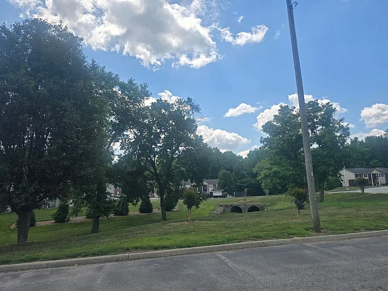 702 Westbrook Ct — Photo 14
