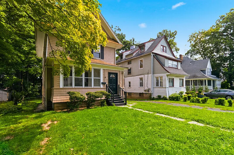 6 bed, 3.0 bath, 2000 sqft, $6,000 — Photo 2