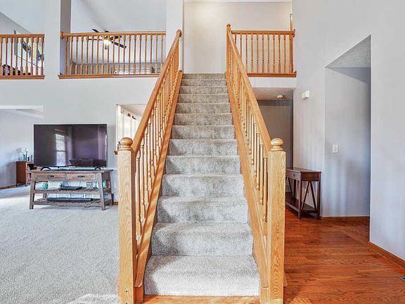 3rd image of 7070 Lake Valley Dr