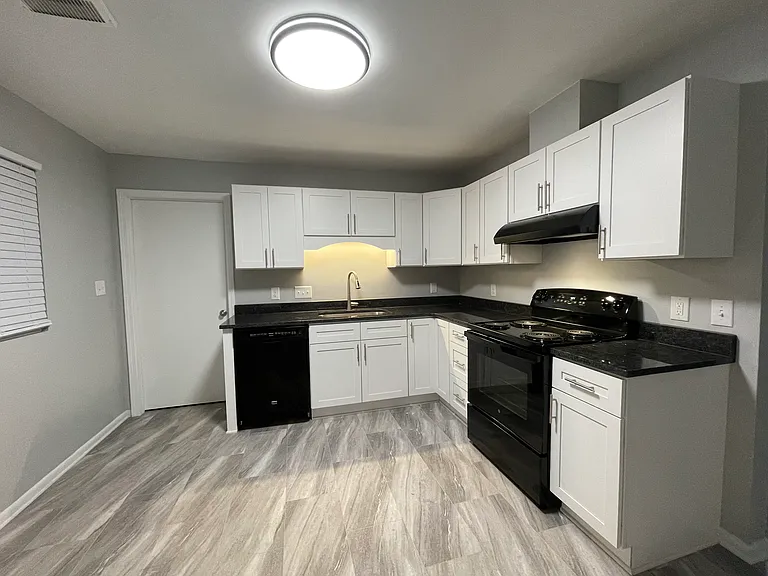 2815 Ravencroft Dr — Photo 6