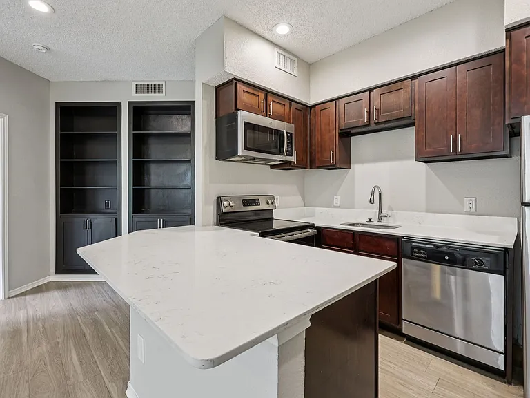 Oaks White Rock — Photo 28