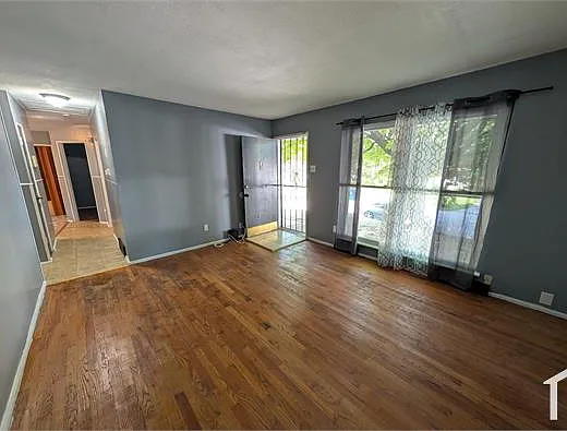 10504 Baron Dr — Photo 2