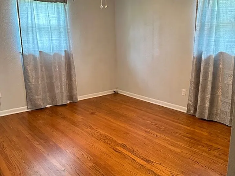 817 E Carroll Ln — Photo 8
