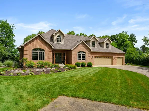 332 Blarney Ln, Plainwell, MI 49080