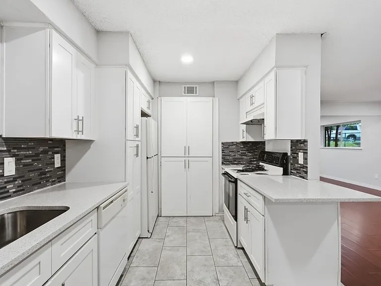 8121 Ferguson Rd #8121 — Photo 8