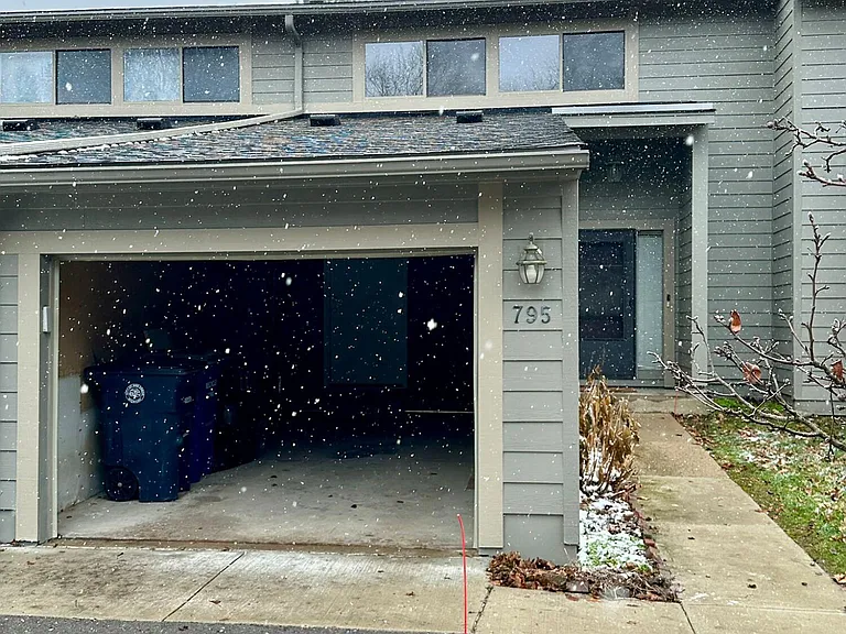 795 Watersedge Dr — Photo 2