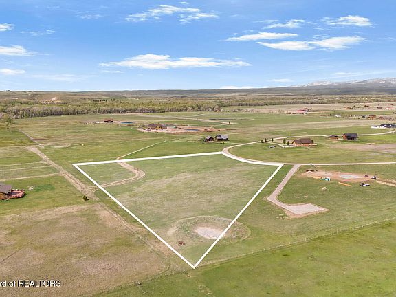 3rd image of 2413 Daydream Dr