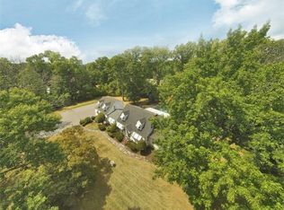 34 Guernsey Ln, Colonia, NJ 07067