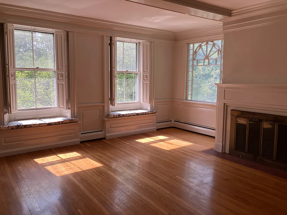 82 Washington Sq #4