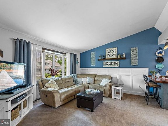 4th image of 633 Parkvale Ave