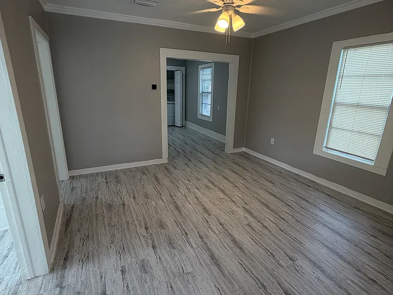 252 Claude St — Photo 6