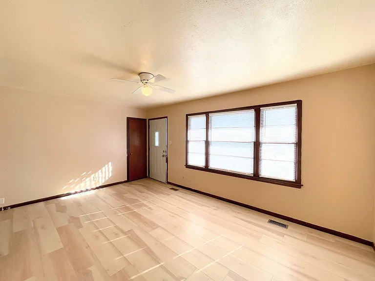 1427 N Harding Ave — Photo 4