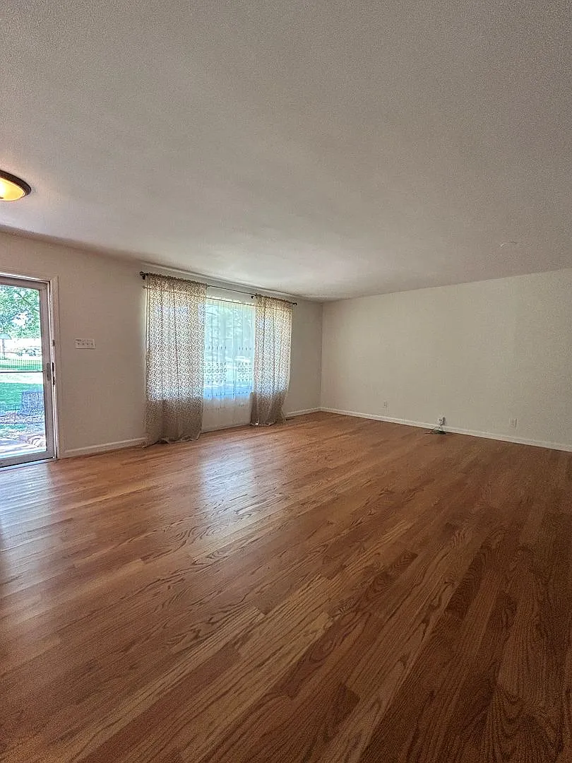Spacious 3 Bedroom Ranch in Mehlville School District! — Photo 3