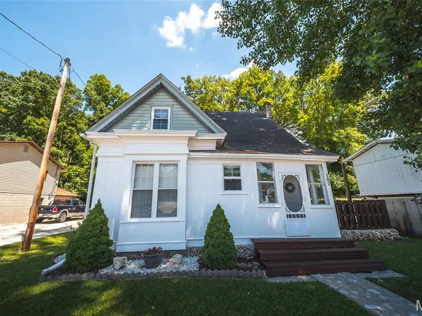 107 N Market St, Grafton, IL 62037