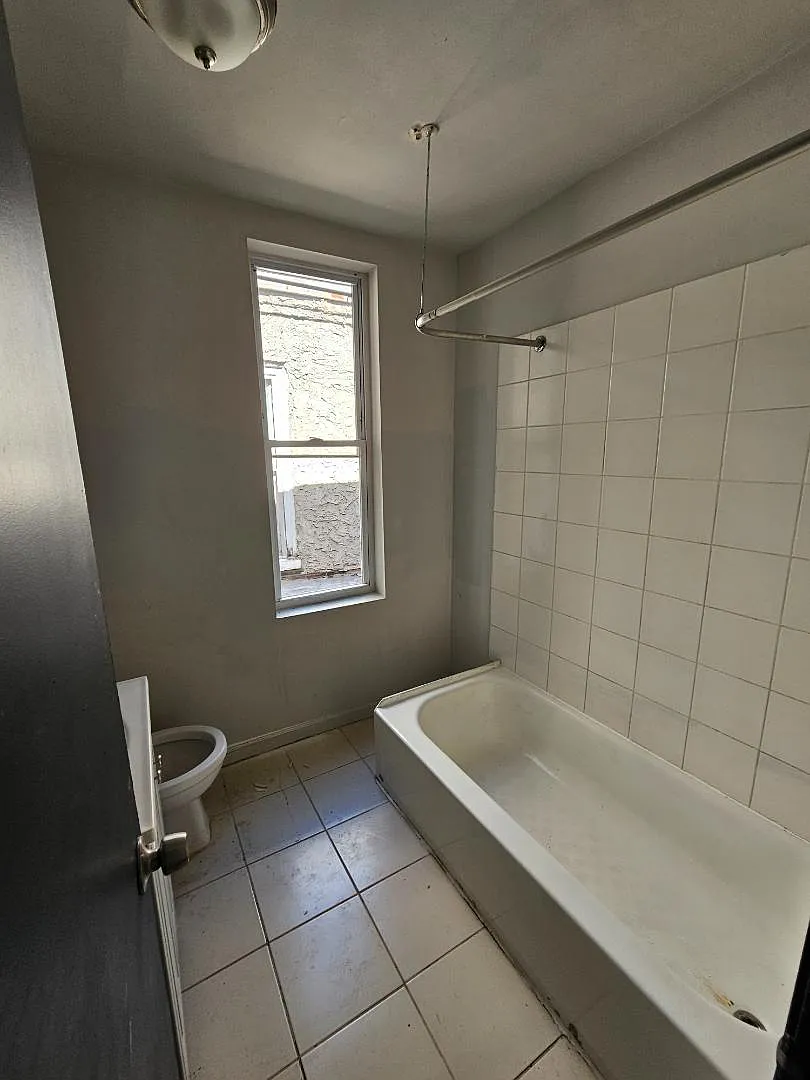 1525 W Cayuga St - 1525 W Cayuga St - 3rd Fl Front Room — Photo 3