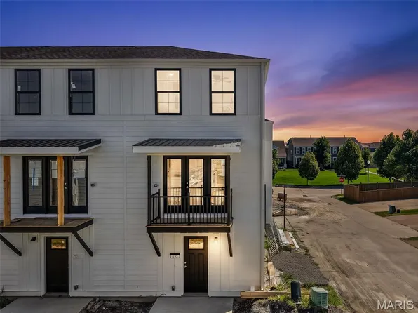 192 Canal Cottage Aly, Saint Charles, MO 63301