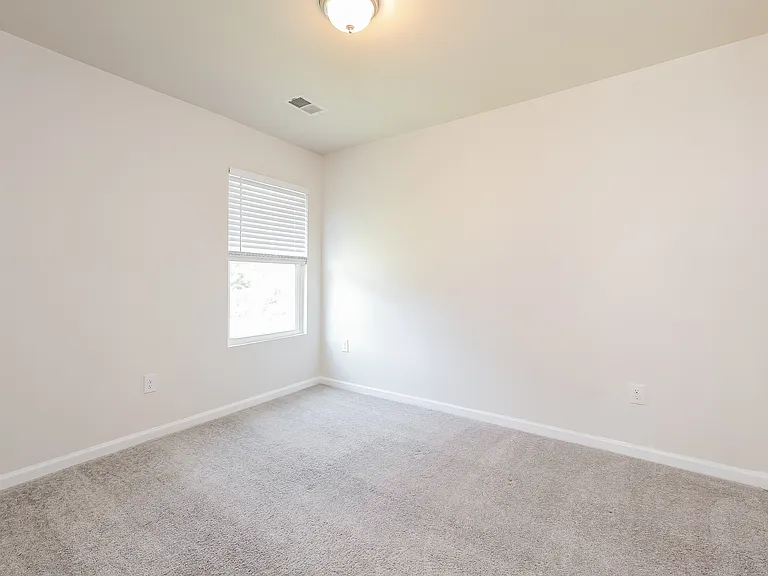 161 Queens Cir — Photo 11