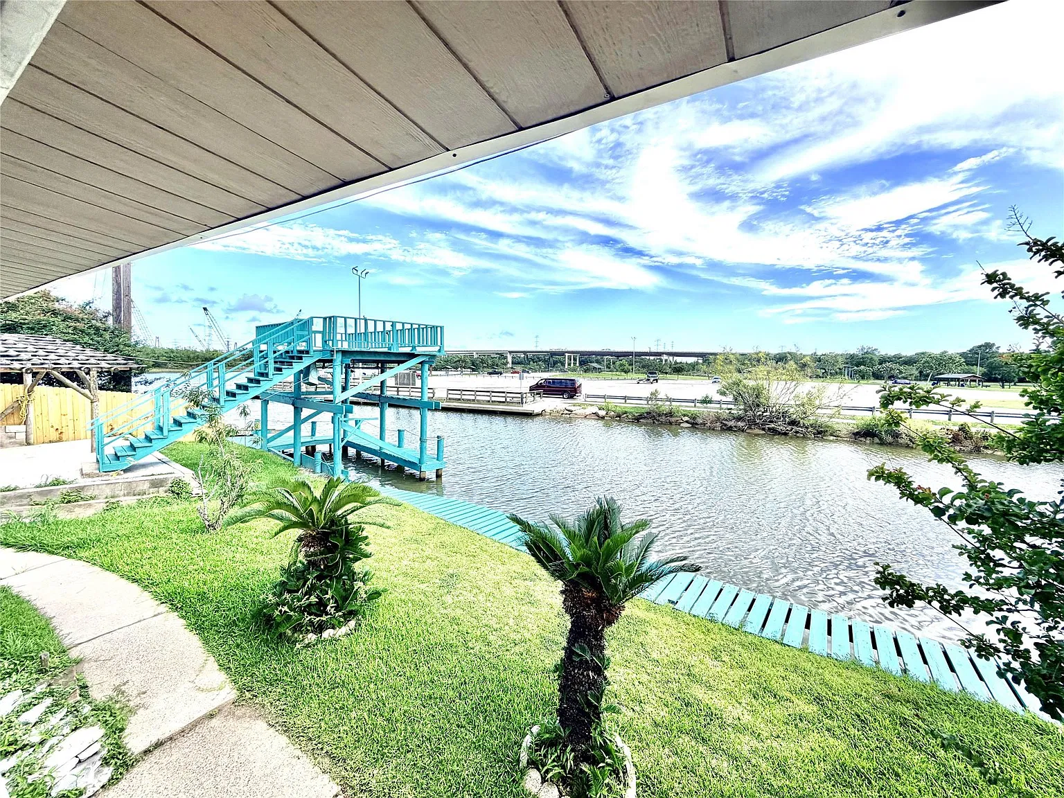 4 bed, 2.0 bath, 2860 sqft, $2,400 — Photo 4