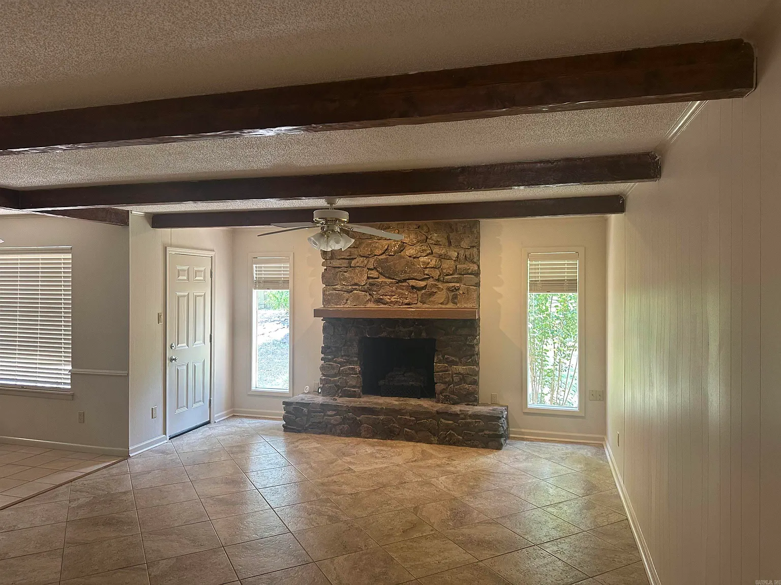 3 bed, 2.0 bath, 1700 sqft, $1,800 — Photo 3
