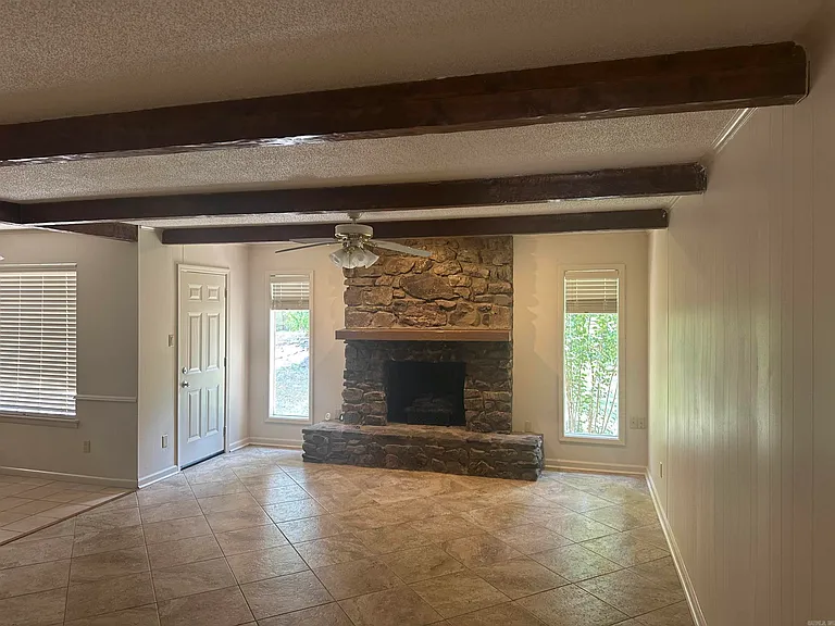820 N Shackleford Rd — Photo 3