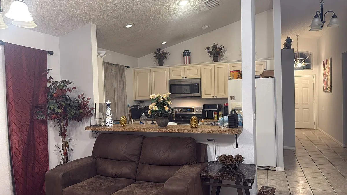 3 bed, 2.0 bath, 1104 sqft, $2,300 — Photo 3
