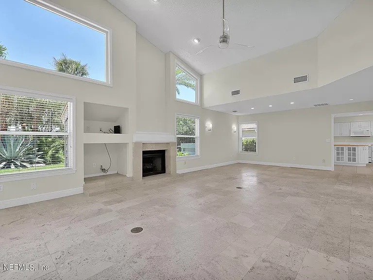 Living/dining room, views upon back yard and golf course