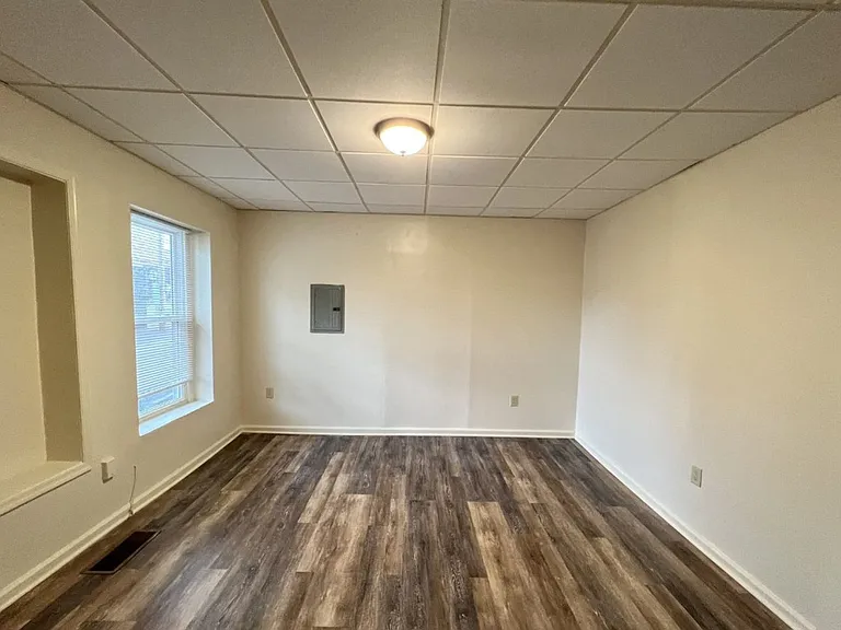831 W Walnut St — Photo 4