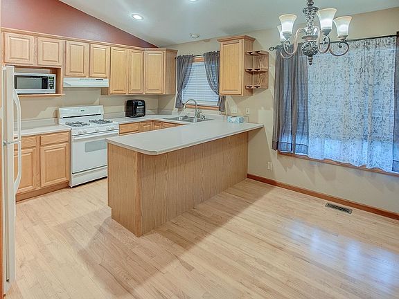 5th image of 37 Charles Dr