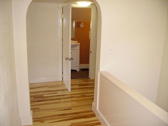 upstairs 1/2 bath