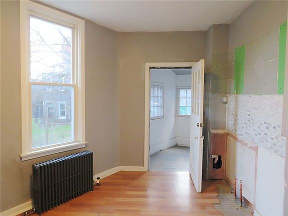 4th image of 375 1/2 Main St