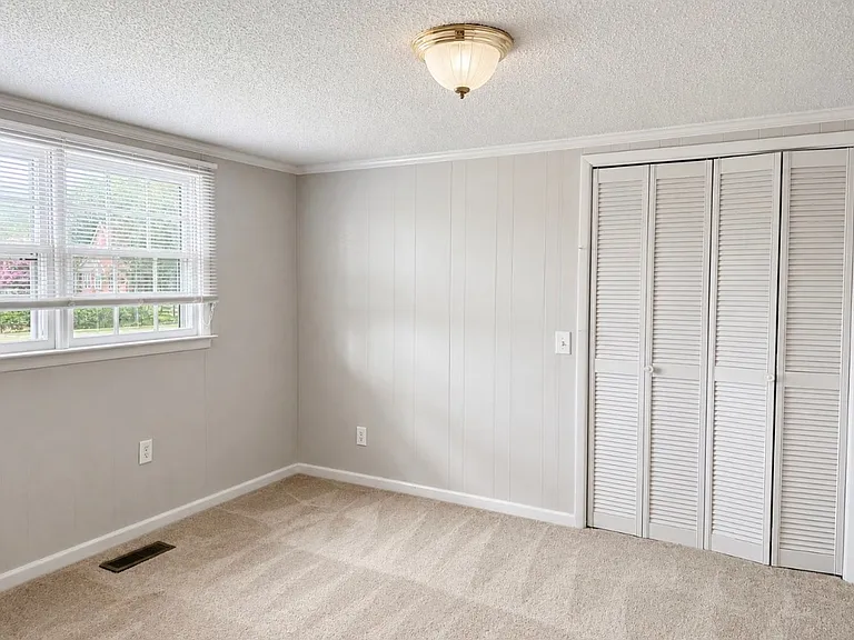 1062 Wesley Ave N — Photo 8