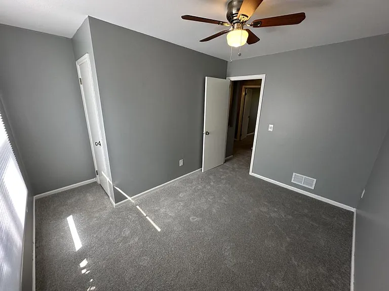 8 Colonial Ct — Photo 5