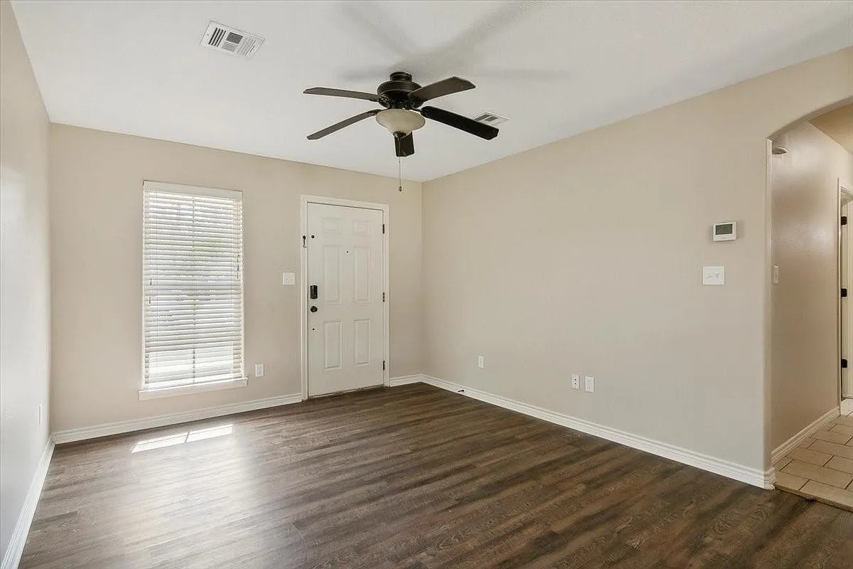3 bed, 2.0 bath, 1095 sqft, $1,795 — Photo 2