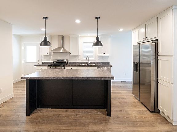 3rd image of 4 Larkspur Pl