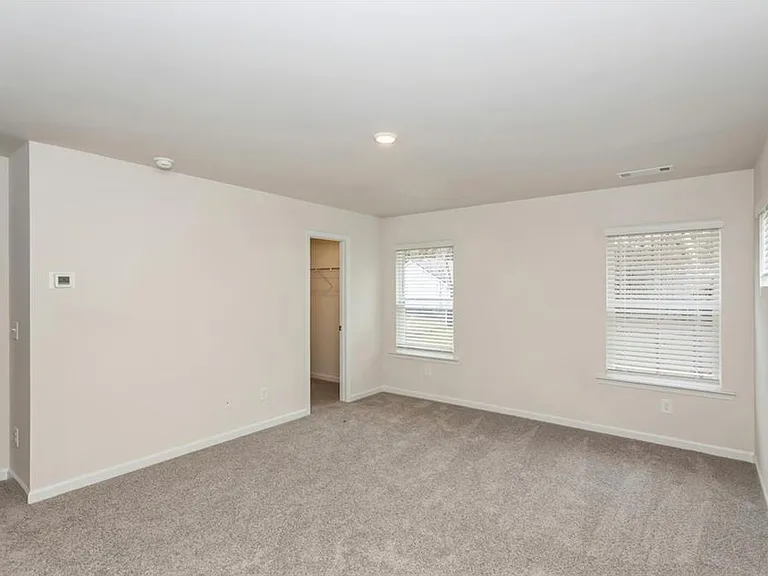668 Mackenzie Cv — Photo 18